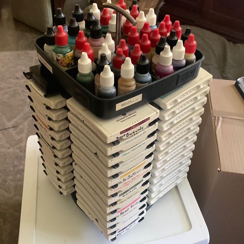 Caddy that hold stamping ink pads and ink fillers.